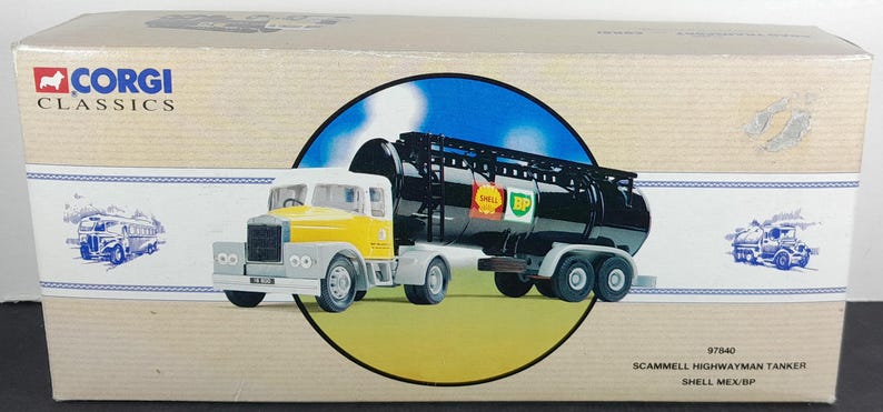 Op de afbeelding: Een Corgi Classics model van een Scammell Highwayman tankwagen. De vrachtwagen heeft een gele en witte cabine, een zwarte tankwagen en de Shell- en BP-logo's. Het model wordt gepresenteerd in de originele doos.