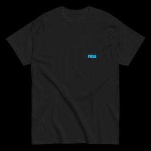 Może przedstawiać: Czarny t-shirt z niebieskim napisem "PUS B" z przodu.