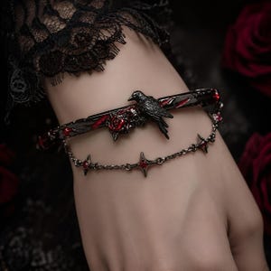 Gotiskt korparmband Crimson Rose Crow-armband Justerbar kedja Armband Mörk romantik Smycken Witchcore Vampyr Gåva till henne