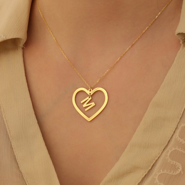 Collar inicial chapado en oro de 14K, colgante de letra de amor, collar de iniciales en el corazón, regalo del día de las madres, regalo para mamá, regalos de cumpleaños