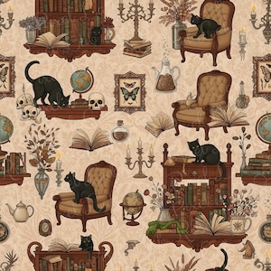 Op de afbeelding: Een naadloos patroon met zwarte katten, vintage fauteuils, stapels boeken, globes, schedels, kandelaars en theepotten op een lichtbeige achtergrond met een subtiele damastprint. De illustratie bevat ingelijste vlinders en glazen flesjes.