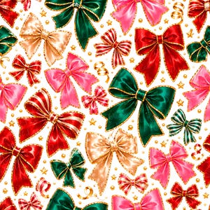 Puede incluir: Un patrón repetitivo de lazos decorativos en tonos rojo, verde oscuro, rosa y dorado sobre un fondo blanco. Los lazos presentan varias texturas, incluyendo satén liso, acabados metálicos y diseños a rayas, intercalados con pequeñas estrellas doradas.
