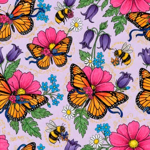 Puede incluir: Patrón repetitivo con mariposas monarca naranjas y negras, flores rosas, nomeolvides azules, campanillas moradas, margaritas blancas y abejas amarillas y negras sobre un fondo lila claro. Las mariposas tienen cintas azules y adornos florales.