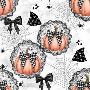 Puede incluir: Patrón repetitivo con calabazas melocotón con lazos a cuadros blancos y negros, fantasmas con vestidos florales en blanco y negro, arañas y telarañas sobre un fondo blanco. Tema de Halloween.