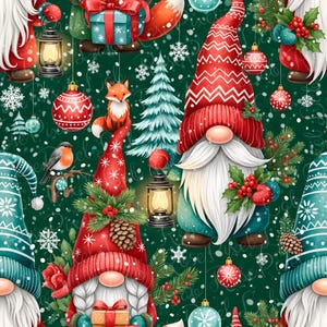 Może przedstawiać: Fantazyjny wzór bożonarodzeniowy z gnomami, lisami i świątecznymi ozdobami. Gnomy noszą czerwone i turkusowe czapki i trzymają prezenty i ostrokrzew. Latarnie i płatki śniegu dodają świątecznego nastroju. Tło jest ciemnozielone.