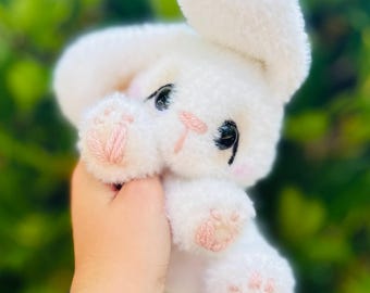 Szydełkowy króliczek Amigurumi: Ręcznie robiony pluszowy króliczek z puszystym wzorem