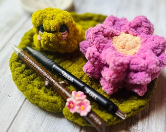 Crochet Cute Pen Holder Froggie Set, Lilypad Desk Decor with Cute Froggie, Handmade