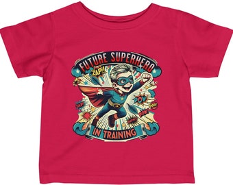 Potenzia il tuo piccolo eroe! T-shirt da neonato in fine jersey: il "futuro supereroe in allenamento" ispira i sogni. Perfetto per il tuo giovane avventuriero!