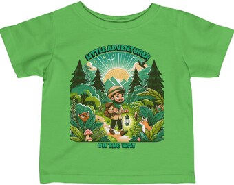 Stravagante avventura nella foresta! T-shirt da neonato in fine jersey: "Piccolo avventuriero in arrivo" scatena sogni di esplorazione.