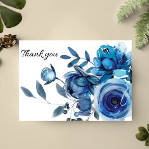Carte de remerciement floral bouquet bleu. Montage avec Templett. Carte de 5,5 x 4,25 pouces à plat ou pliée. Ceci est un produit numérique !