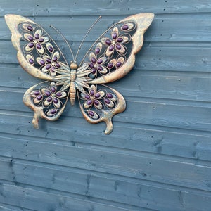 Arte de pared de jardín de mariposas de metal dorado antiguo y morado con piedras decorativas imagen 8