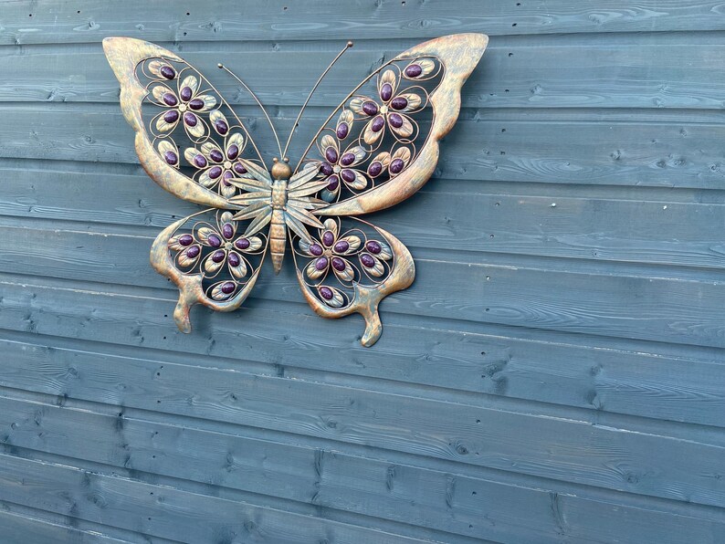 Arte de pared de jardín de mariposas de metal dorado antiguo y morado con piedras decorativas imagen 8