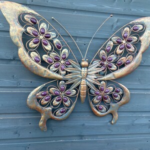 Arte de pared de jardín de mariposas de metal dorado antiguo y morado con piedras decorativas imagen 5