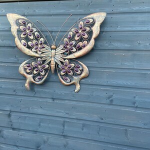 Arte de pared de jardín de mariposas de metal dorado antiguo y morado con piedras decorativas imagen 6