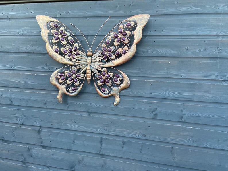 Arte de pared de jardín de mariposas de metal dorado antiguo y morado con piedras decorativas imagen 6