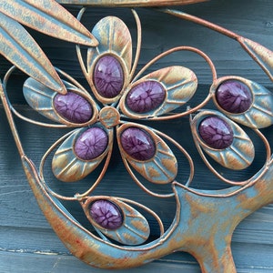 Arte de pared de jardín de mariposas de metal dorado antiguo y morado con piedras decorativas imagen 9