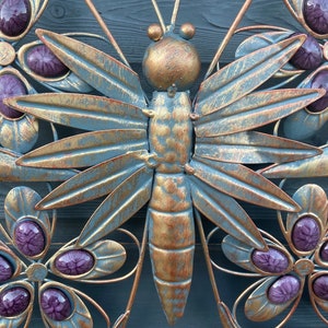 Arte de pared de jardín de mariposas de metal dorado antiguo y morado con piedras decorativas imagen 4