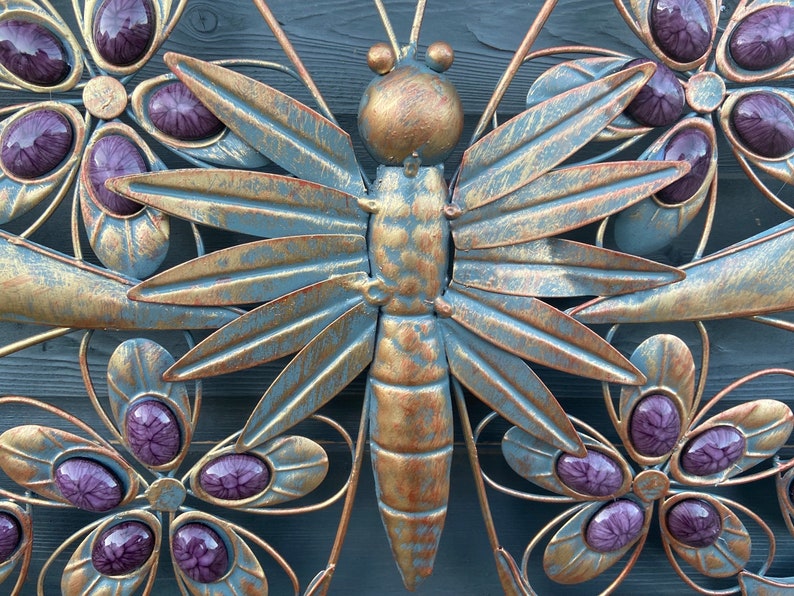 Arte de pared de jardín de mariposas de metal dorado antiguo y morado con piedras decorativas imagen 4