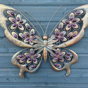 Arte de pared de jardín de mariposas de metal dorado antiguo y morado con piedras decorativas imagen 1