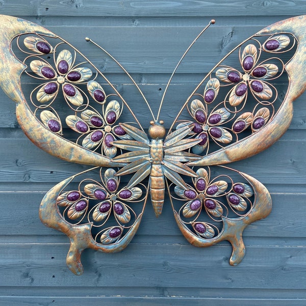 Schmetterlingsgarten-Wandkunst aus Metall in Antikgold und Lila mit dekorativen Steinen