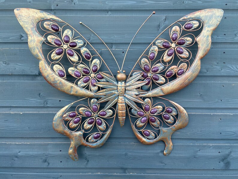 Arte de pared de jardín de mariposas de metal dorado antiguo y morado con piedras decorativas imagen 1