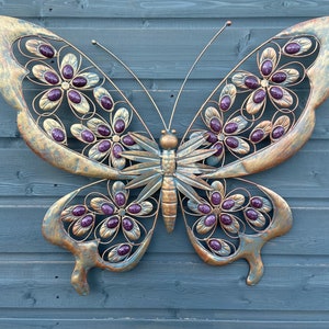 Arte de pared de jardín de mariposas de metal dorado antiguo y morado con piedras decorativas imagen 7