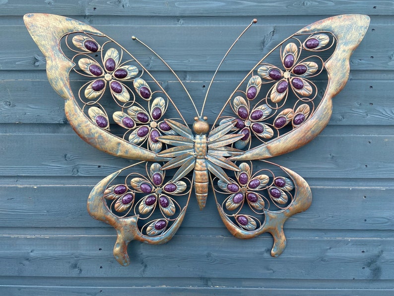 Arte de pared de jardín de mariposas de metal dorado antiguo y morado con piedras decorativas imagen 7