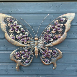 Arte de pared de jardín de mariposas de metal dorado antiguo y morado con piedras decorativas imagen 3