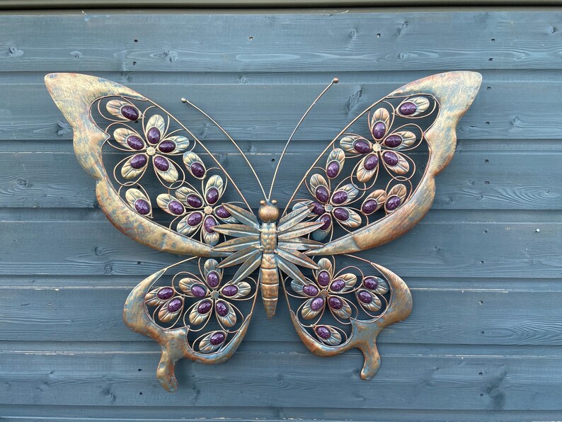 Arte de pared de jardín de mariposas de metal dorado antiguo y morado con piedras decorativas imagen 3