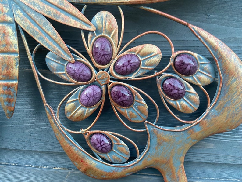 Arte de pared de jardín de mariposas de metal dorado antiguo y morado con piedras decorativas imagen 10