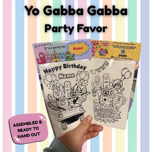 Puede incluir: Un juego de recuerdos de fiesta con personajes de Yo Gabba Gabba. El juego incluye páginas para colorear con el texto "Happy Birthday" y "Yo Gabba Gabba". El embalaje incluye el texto "Assembled & Ready to Hand Out". El fondo tiene un patrón de rayas de colores.