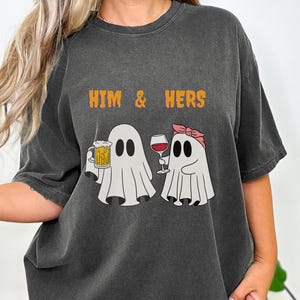 Komfortfarben für Sie und Ihn Halloween Shirt, passendes Geist Paar T-Shirt, Wein und Bier Geschenkset, Spooky Season Paare Kostüm