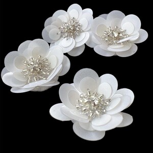 Vita paljetter med blomapplikation med pärlor och kristaller | 3D-brudsömnadslapp (3 cm)