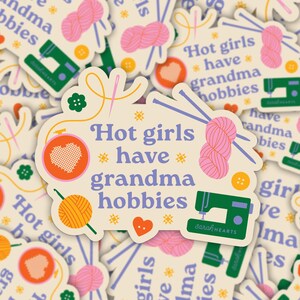 Pegatina "Chicas atractivas tienen aficiones de abuela" - Regalo artesanal - Sarah Hearts imagen 3