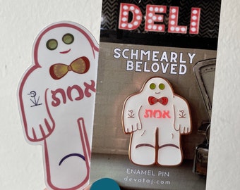 Schmearly Geliebte | Golem Emaille Pin + Sticker Bundle