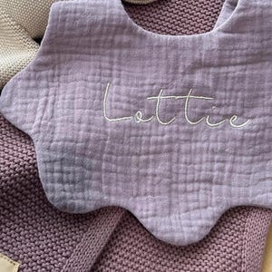 新生児、1 歳の誕生日、子供、洗礼用のパーソナライズされた刺繍入りスカラップ ビブ。