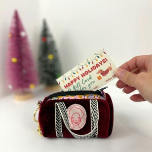 Bolso pequeño tipo duffle de terciopelo burdeos con aplique de cara de mujer: monedero, bolso, lindo