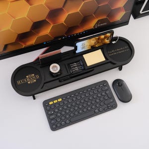 K&ouml;nnte beinhalten: Ein schwarzer Schreibtisch-Organizer mit Tastatur, Maus und Monitor. Der Organizer enth&auml;lt ein Telefon, eine Uhr, einen Stift und Haftnotizen. Der Text auf dem Organizer lautet "D HUSBAND D" und "Pray like it depends on God, Work like it depends on you."