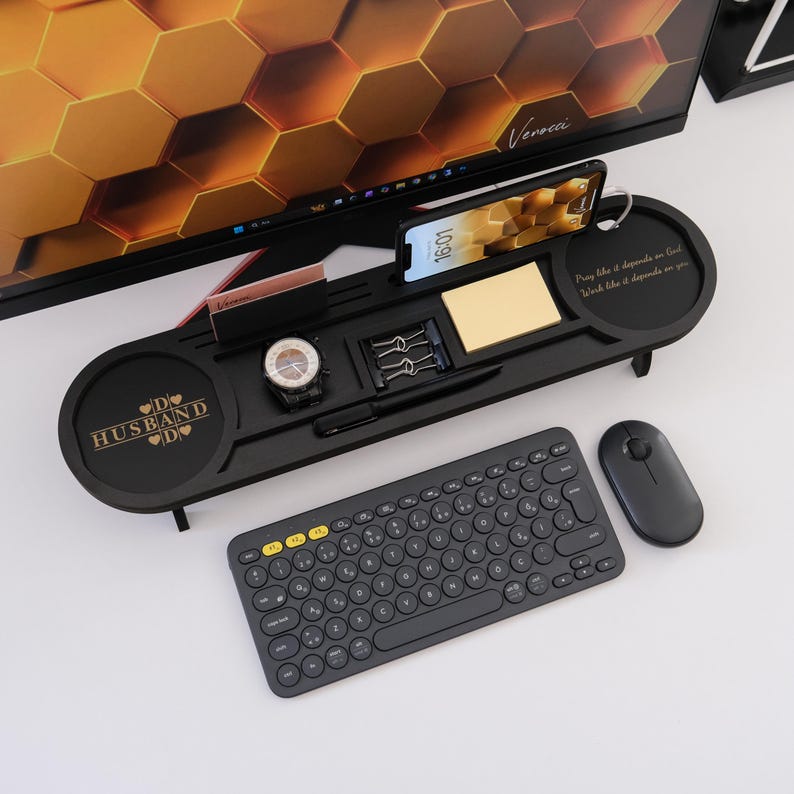 K&ouml;nnte beinhalten: Ein schwarzer Schreibtisch-Organizer mit Tastatur, Maus und Monitor. Der Organizer enth&auml;lt ein Telefon, eine Uhr, einen Stift und Haftnotizen. Der Text auf dem Organizer lautet "D HUSBAND D" und "Pray like it depends on God, Work like it depends on you."