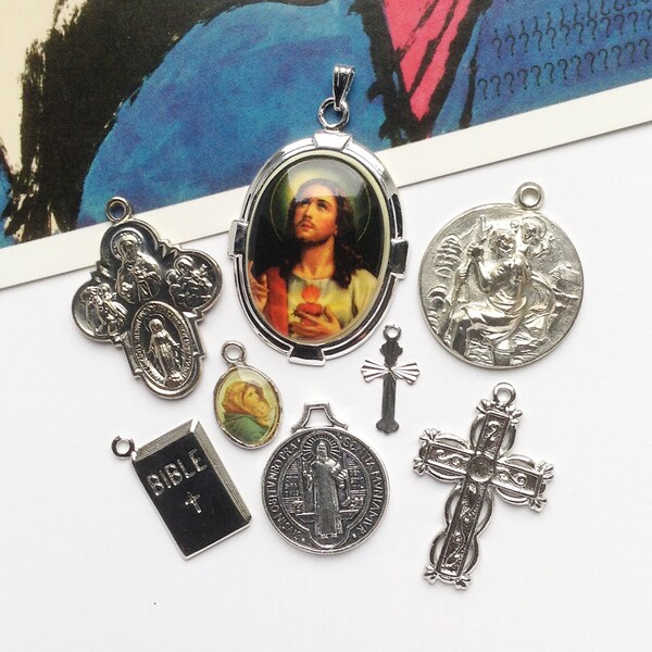 7 Stück Silberfarbe katholische / religiöse Charms Mix, Silber vergoldet Heilige Herz Jesu, Kreuze, Medaillen usw. Bibel #5