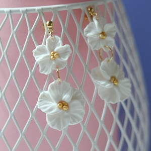 Orecchini a forma di fiore bianco pendenti in argilla polimerica/Orecchini a fiori pendenti per matrimonio nuziale Elegante/bianco Blumen Ohrringe Argilla polimerica Hochzeit