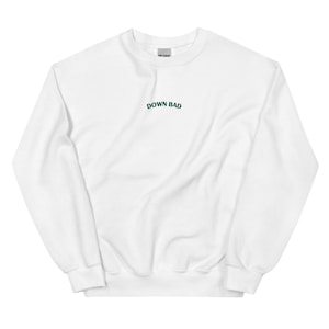 Sudadera de cuello redondo con la frase “Down Bad” bordada a medida