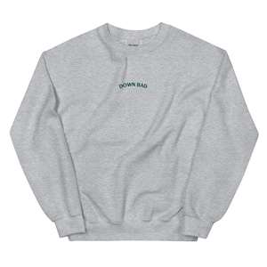 Sudadera de cuello redondo con la frase “Down Bad” bordada a medida
