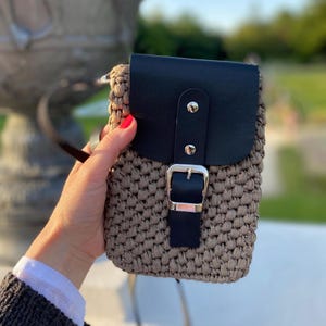 Gehäkelte Umhängetasche aus Bast, Umhängetasche Smartphonetasche, Minitasche für Handy, Handytasche mit langem Henkel gehäkelt