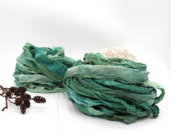 Cinta de seda o gasa reciclada, teñida a mano, color verde gaulteria.