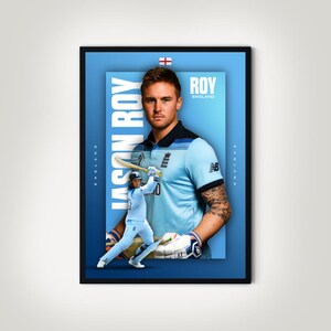 Può includere: Un poster blu e bianco con una foto di un giocatore di cricket in uniforme blu con il testo "Jason Roy" e "Roy England" sul poster.