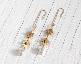 Flower Pearl Earrings | Small Daisy Earrings | 90s Earrings | Fairy Grunge | Babysitter Gift | Indie Aesthetic | Kawaii Earrings