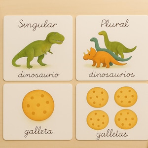Puede incluir: Cuatro tarjetas con ilustraciones y texto. La tarjeta superior izquierda muestra un dinosaurio verde con la palabra "Singular" arriba y "dinosaurio" abajo. La tarjeta superior derecha muestra tres dinosaurios con la palabra "Plural" arriba y "dinosaurios" abajo. Las tarjetas inferiores muestran galletas.