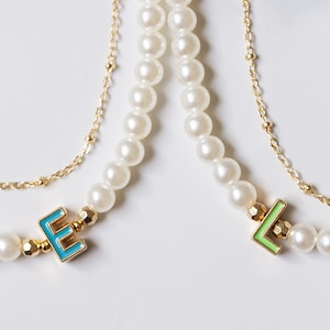 Collar de perlas para niños pequeños con inicial personalizada • Collar personalizado de 2 capas con nombre • Regalo de cumpleaños para niñas pequeñas • Collar con letras de cadena dorada