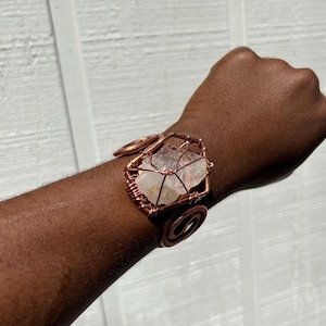 Kvartskristall koppartrådslindad manschettarmband